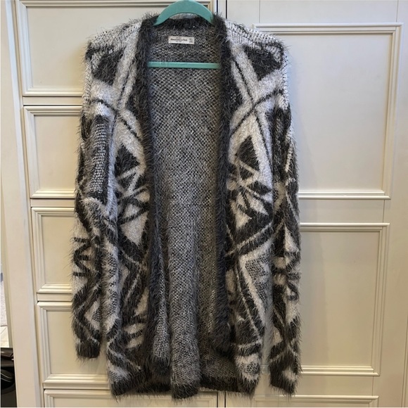 Abercrombie & Fitch Black White Aztec Fuzzy Cardigan Size Medium/Large - Picture 1 of 2